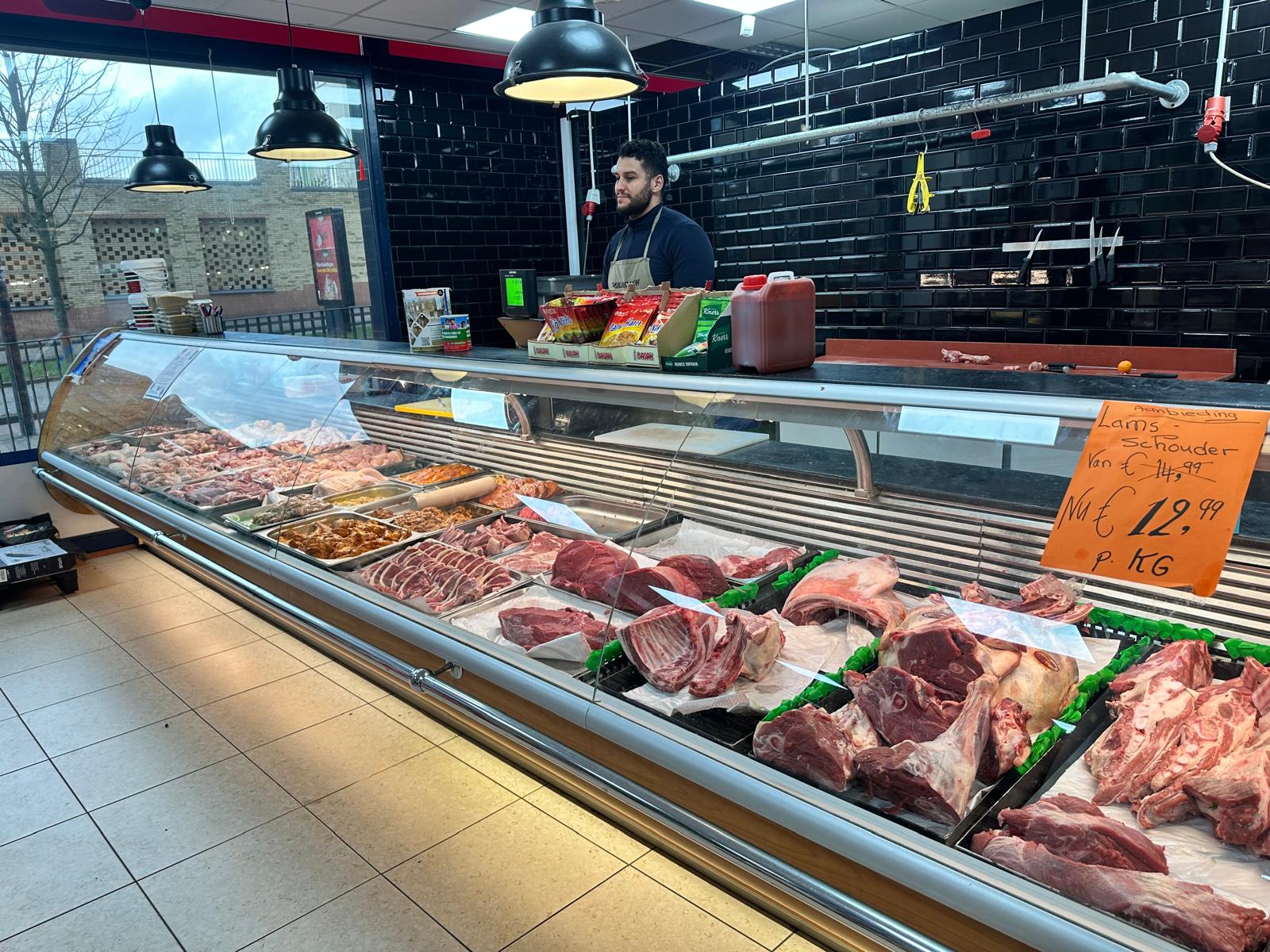 Versmarkt Marjane Leiden – halal slagerij vitrine